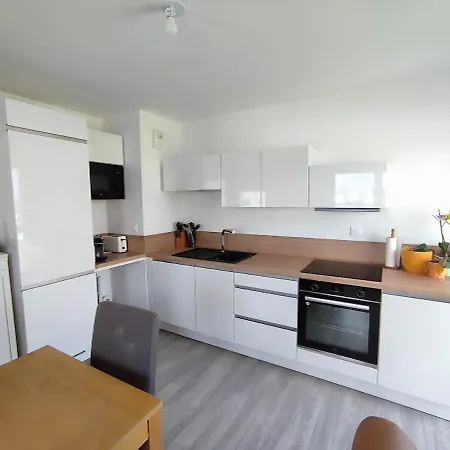 Brand New, Fully Equipped, Comfortable Lägenhet